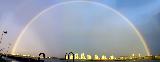 Immagine arcobaleno Arcobaleno gigantesco come cupola su città