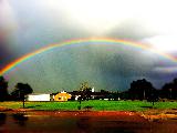 Arcobaleno in bel paesaggio con tanto verde