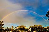 Immagine cielo blu Arcobaleno in cielo blu con grande nuvola grigia