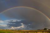 Arcobaleno in cielo brutto sopra zona verde