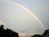 Immagine chiaro Arcobaleno in cielo chiaro con poche nuvole basse