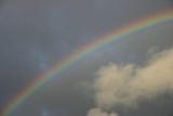 Immagine accanto Arcobaleno in diagonale con accanto una nuvola