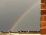 Immagine diagonale Arcobaleno in diagonale dietro muro in mattoni