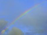 Immagine arcobaleno Arcobaleno in diagonale in bel cielo azzurro con poche nuvole