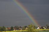 Immagine arcobaleno Arcobaleno in risalto in un cielo minaccioso
