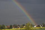 Immagine minaccioso Arcobaleno in risalto in un cielo minaccioso