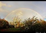 Arcobaleno in un bel cielo luminoso