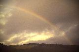 Arcobaleno in un cielo nuvoloso con luce magnifica