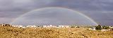 Immagine arcobaleno Arcobaleno intero che sembra racchiudere una intera città