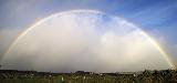 Immagine arcobaleno Arcobaleno intero con bella nuvola bianca di sotto