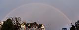 Immagine arcobaleno Arcobaleno intero sopra villa e strada
