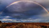 Immagine interrotto Arcobaleno leggermente interrotto in cielo nuvoloso blu