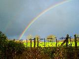 Immagine piccolo doppione Arcobaleno luminoso con dietro piccolo doppione