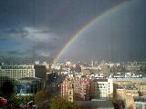 Immagine arcobaleno Arcobaleno molto alto sopra la città dopo la tempesta