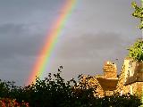 Immagine arcobaleno Arcobaleno quasi verticale sopra varie case
