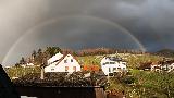 Immagine arcobaleno Arcobaleno sopra casette bianche di campagna