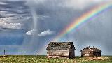 Immagine arcobaleno Arcobaleno sopra casotte nel verde