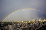 Immagine arcobaleno Arcobaleno sopra città con palazzi e grattacieli