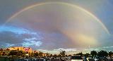 Arcobaleno sopra la città con bella luce