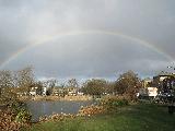 Immagine arcobaleno Arcobaleno sopra laghetto circondato dal verde