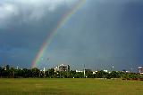 Immagine arcobaleno Arcobaleno sopra lampioni di città