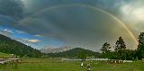 Immagine verdi Arcobaleno sopra prato tra montagne verdi