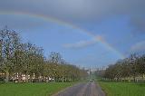 Arcobaleno sopra stradina in zona verde