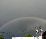 Immagine arcobaleno Arcobaleno sopra tralicci elettrici