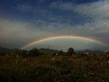 Arcobaleno sopra zona agricola