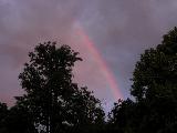 Immagine cielo tempestoso Arcobaleno sottile verso un cielo tempestoso