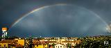 Immagine arcobaleno Arcobaleno storto con raggi di luce mistici che lo attraversano