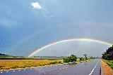 Immagine pioggia Arcobaleno su strada bagnata dalla pioggia