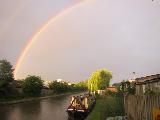 Arcobaleno sul fiumiciattolo con barca