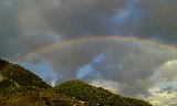 Immagine arcobaleno Arcobaleno sulle montagne sovrastate da nuvole tempestose