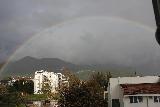 Arcobaleno tenue in cielo plumbeo