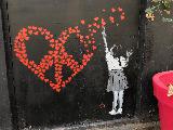 Immagine arte Arte di strada, disegno di cuore e bambina