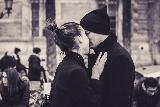 Immagine pubblico Bacio in pubblico tra innamorati in bianco e nero
