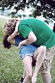 Immagine innamorati Bacio passionale tra innamorati al parco