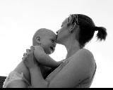 Immagine braccio Bacio tenero di madre a figlio molto piccolo in braccio