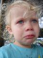 Immagine triste Bambina dai biondi capelli estremamente triste