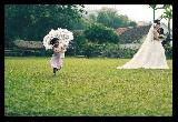 Immagine dolcissima Bambina dolcissima con ombrellino che corre verso la sposa