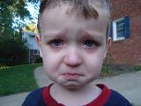 Bambino che ha pianto triste fuori casa