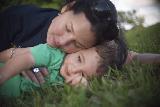 Immagine tenerezza Bambino e madre sul prato per un momento di tenerezza