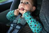 Bambino piccolo in auto che si trattiene la lingua