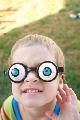 Immagine occhiali Bambino sul prato che indossa occhiali a forma di occhi