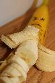 Immagine banana Banana con incisa una faccia triste