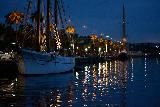 Immagine notte Barca di notte su romantiche acque
