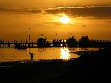 Immagine porto Barche al porto accarezzate dalla luce del sole al tramonto