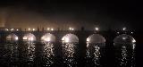 Immagine romantico Bel ponte romantico con luci notturne