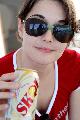 Immagine birra Bella ragazza con grandi occhiali da sole e lattina di birra in mano